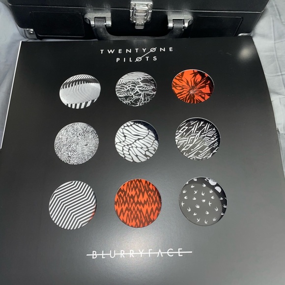 Victrola record player & Bluetooth speaker - Picture 4 of 8